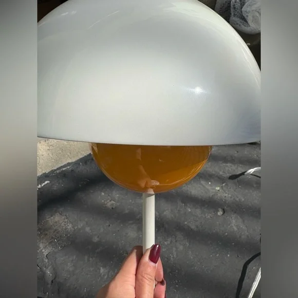 &Traditon Flowerpot Lamp in white and yellow - Picture 3 of 6